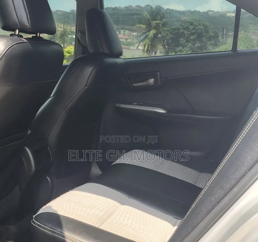 Toyota Camry SE 4dr Sedan (2.5L 4cyl 6A) 2014 Silver