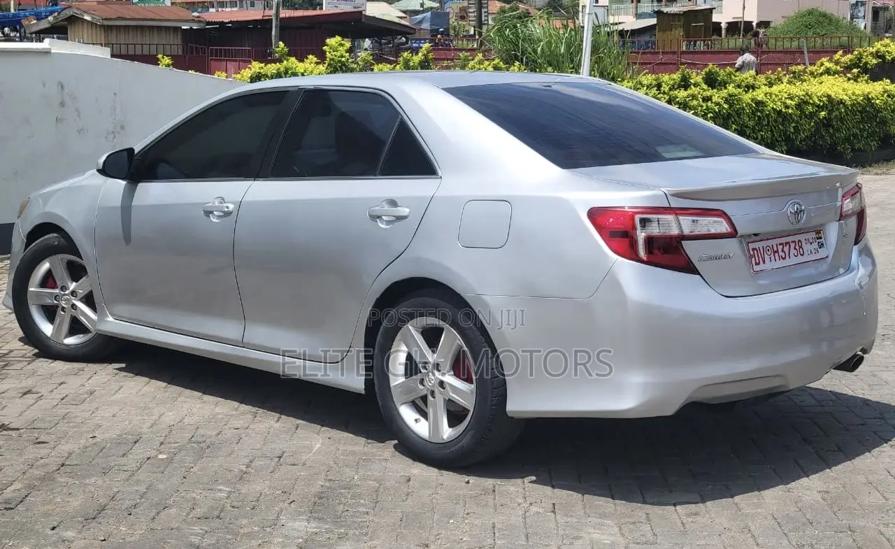 Toyota Camry SE 4dr Sedan (2.5L 4cyl 6A) 2014 Silver