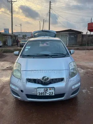Toyota Vitz 2010 Silver