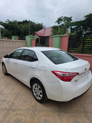 Toyota Corolla LE 4dr Sedan (1.8L 4cyl CVT) 2016 White