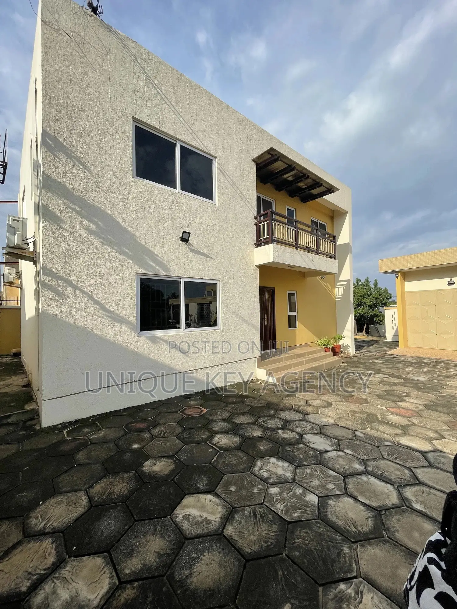3bdrm Duplex in Unique Key Agency, Achimota for rent