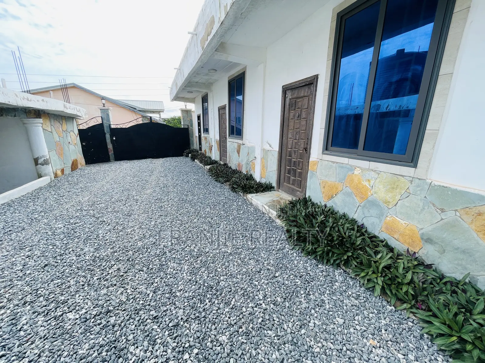 1bdrm Apartment in Franjie Realty, West Hills Mall Area for rent