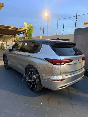 Mitsubishi Outlander SEL 2024 Silver