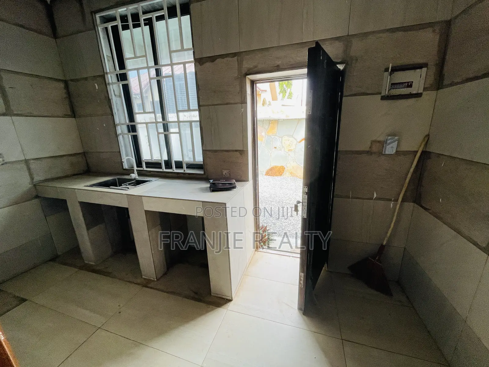 1bdrm Apartment in Franjie Realty, West Hills Mall Area for rent