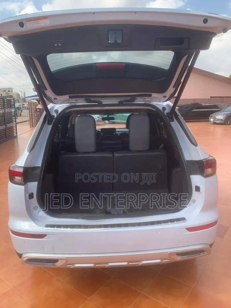 Mitsubishi Outlander 2024 White
