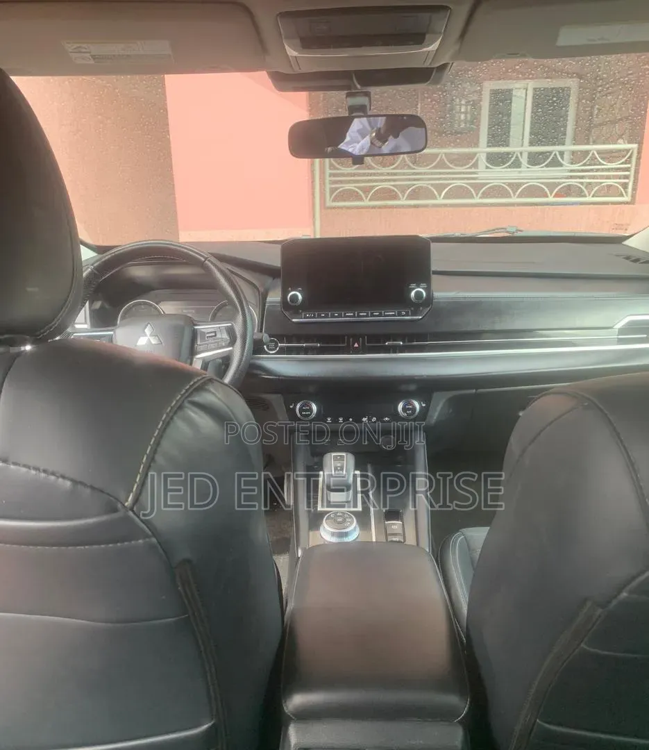 Mitsubishi Outlander 2024 White