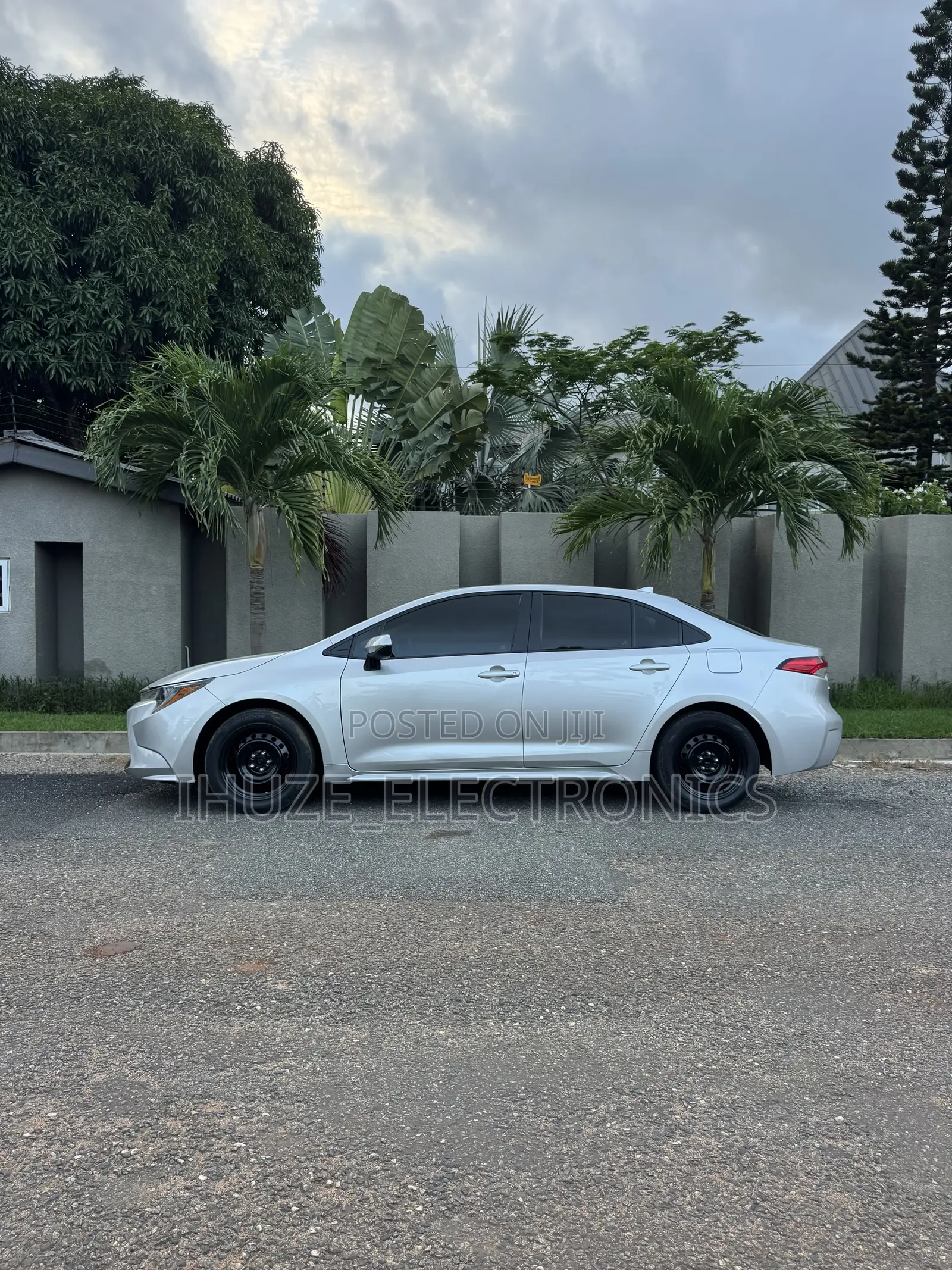 Toyota Corolla LE 2021 Silver