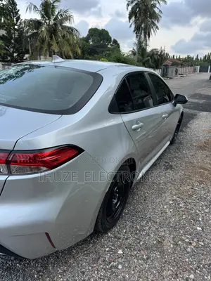Toyota Corolla LE 2021 Silver