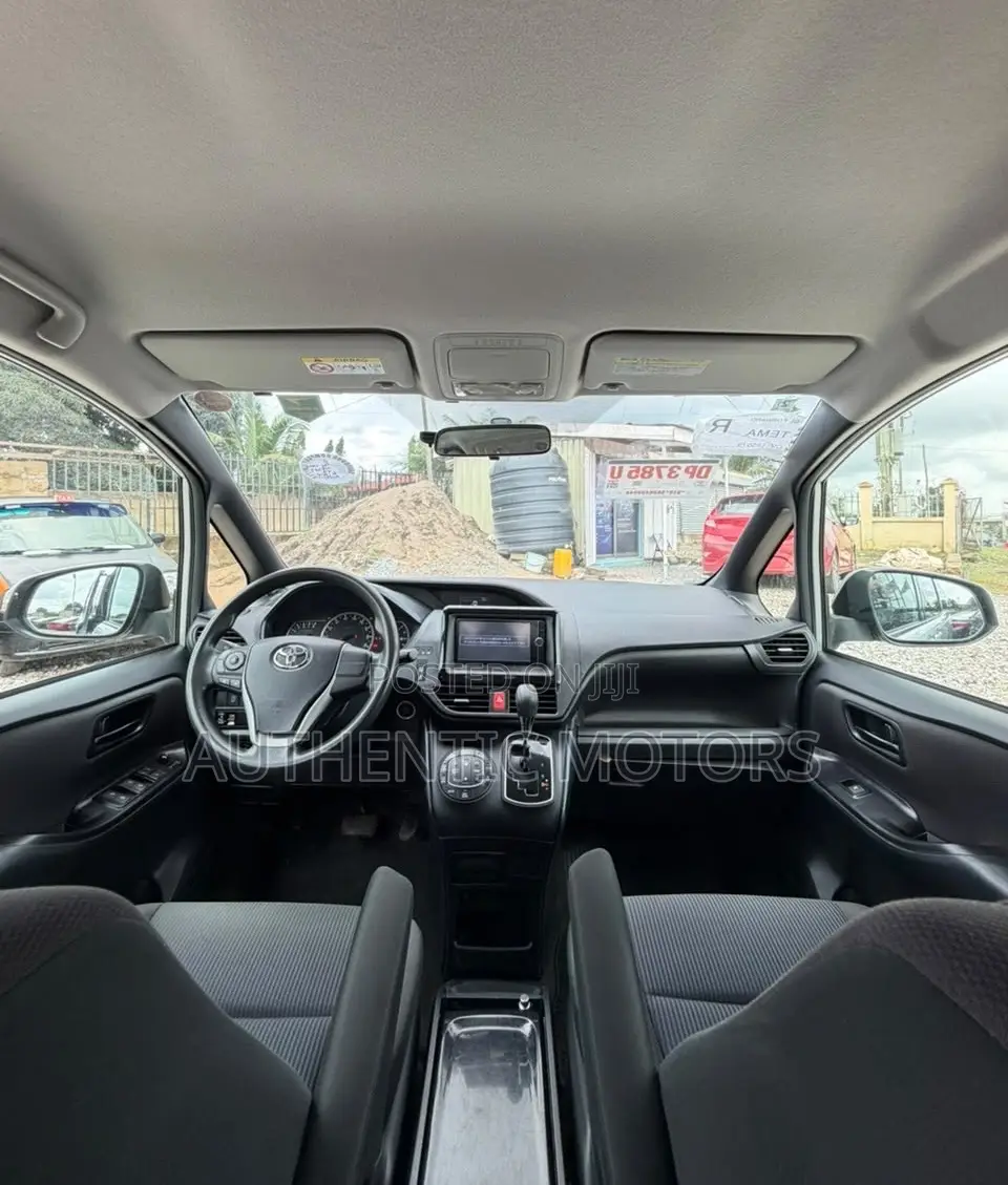 Toyota Voxy 2015 Silver