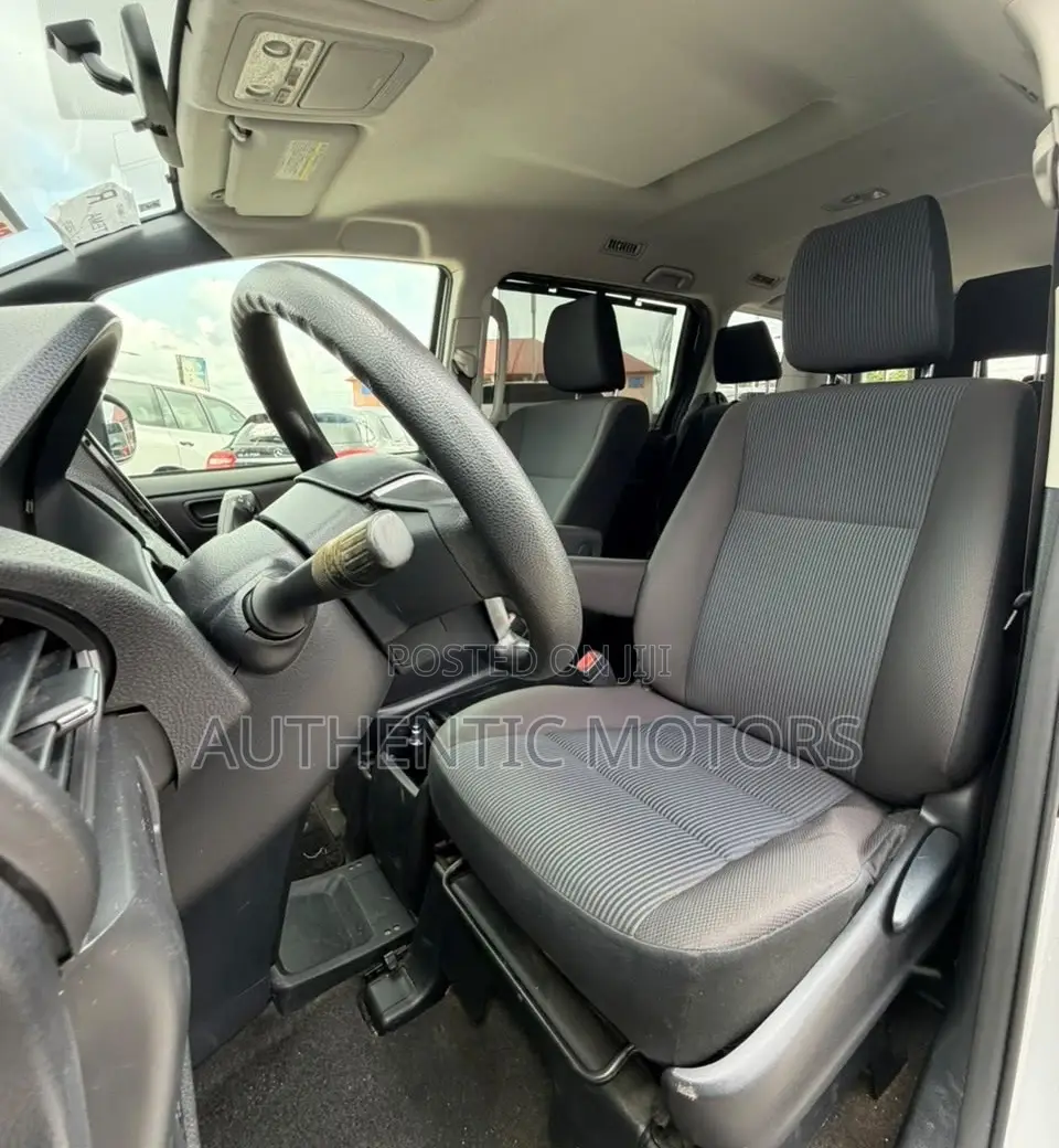 Toyota Voxy 2015 Silver