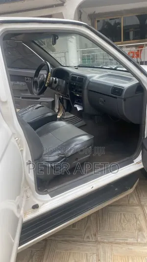 Nissan Hardbody 2018 White