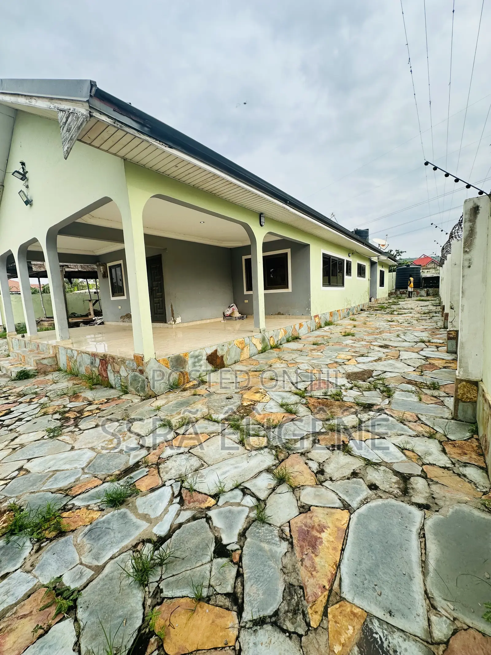 3bdrm House in 70X100, Oyarifa Mall Area for rent