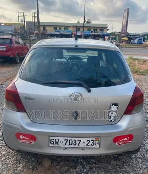 Toyota Vitz 2010 Silver