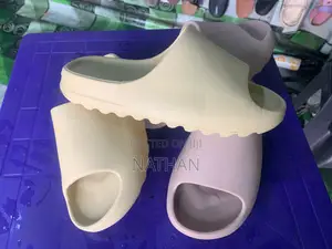 Yeezy Slide (Adidas)