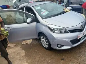 Toyota Vitz 1.3 FWD 3dr 2012 Silver