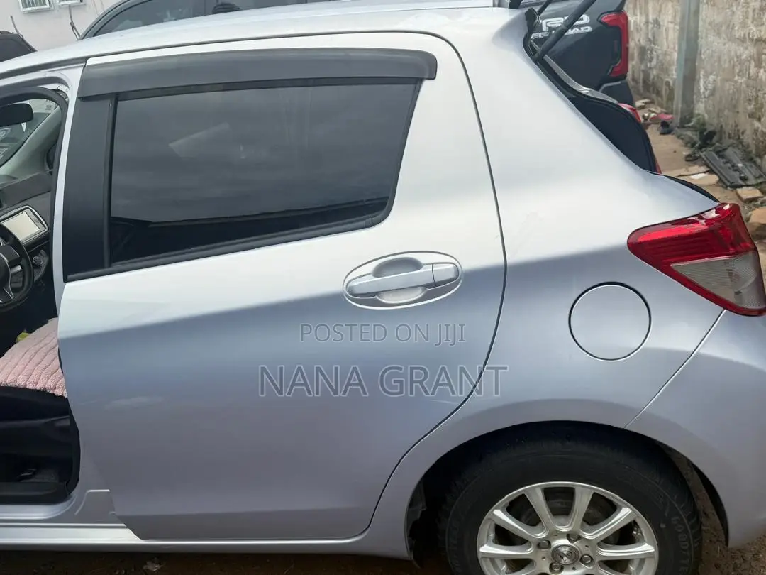 Toyota Vitz 1.3 FWD 3dr 2012 Silver