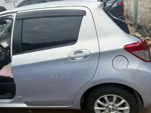 Toyota Vitz 1.3 FWD 3dr 2012 Silver