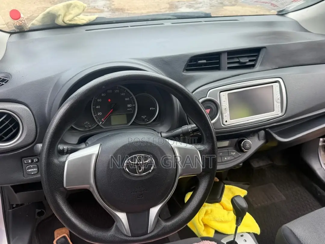 Toyota Vitz 1.3 FWD 3dr 2012 Silver