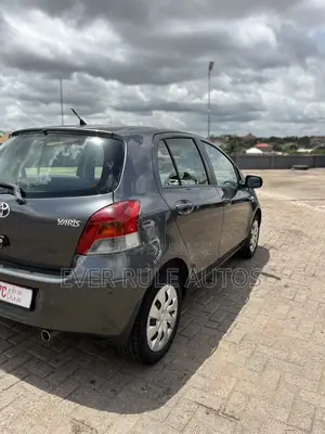 Toyota Yaris Base Hatchback 5dr 2010 Gray