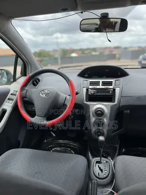 Toyota Yaris Base Hatchback 5dr 2010 Gray