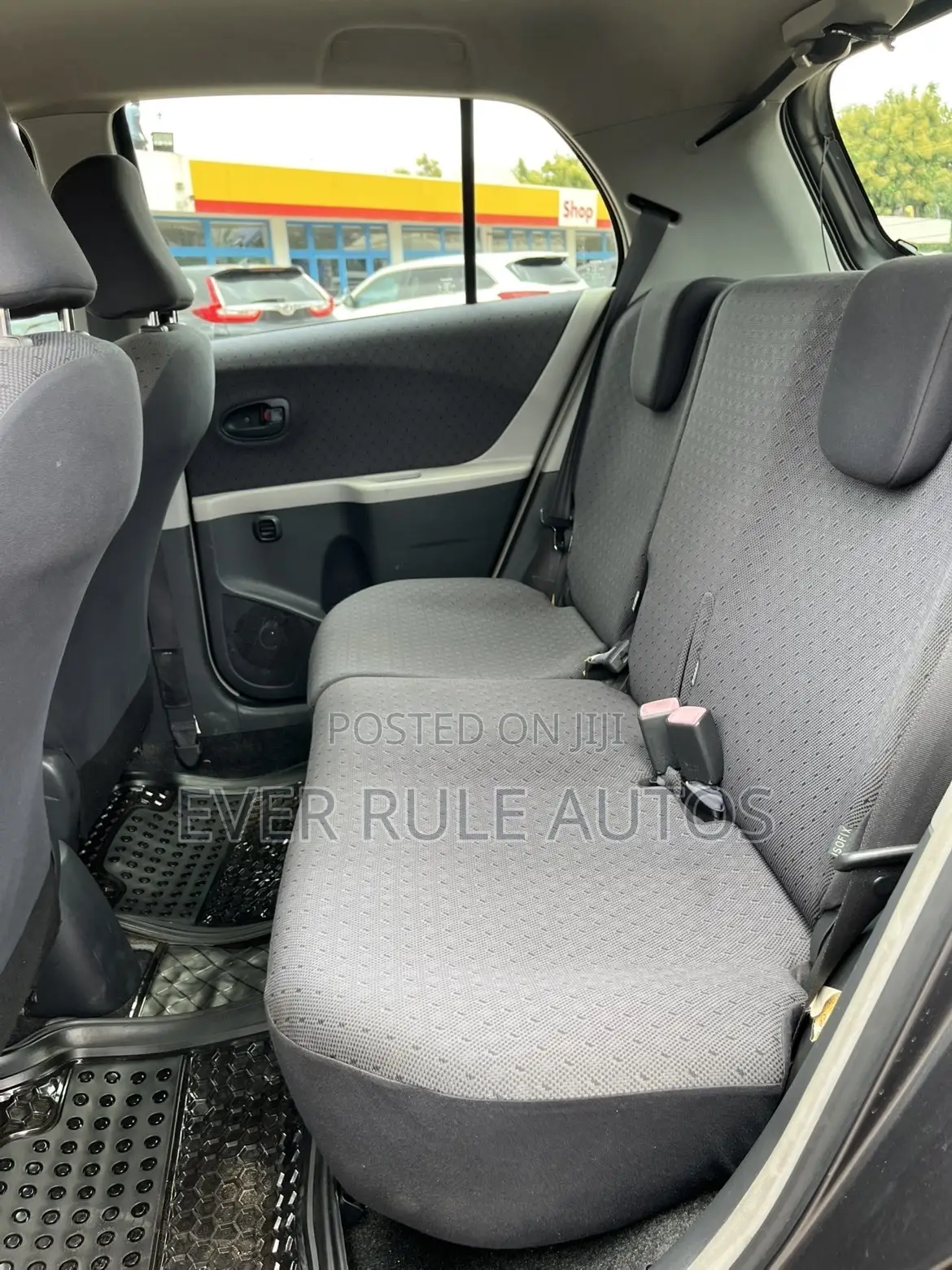 Toyota Yaris Base Hatchback 5dr 2010 Gray