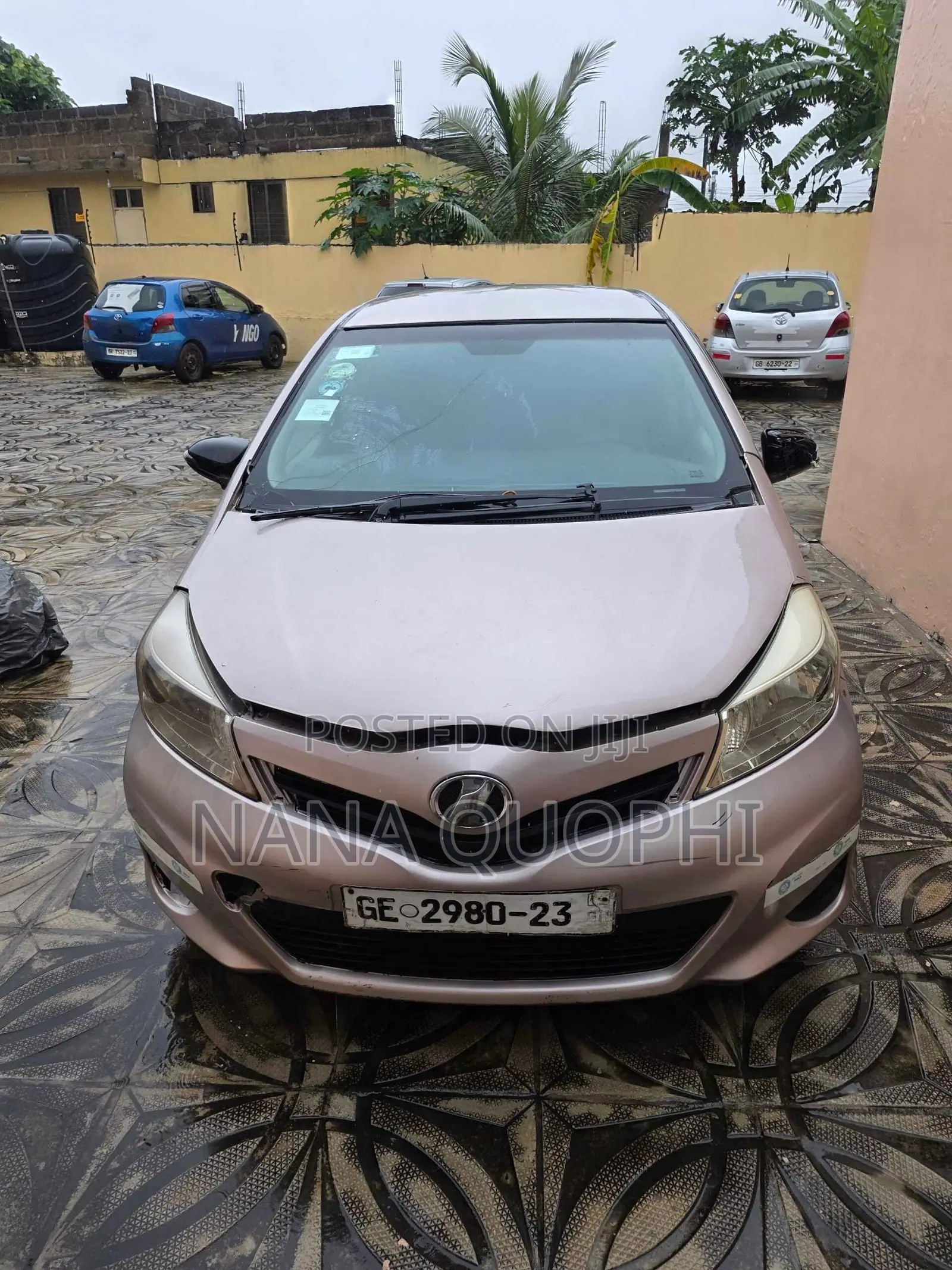 Toyota Vitz 2012 Silver