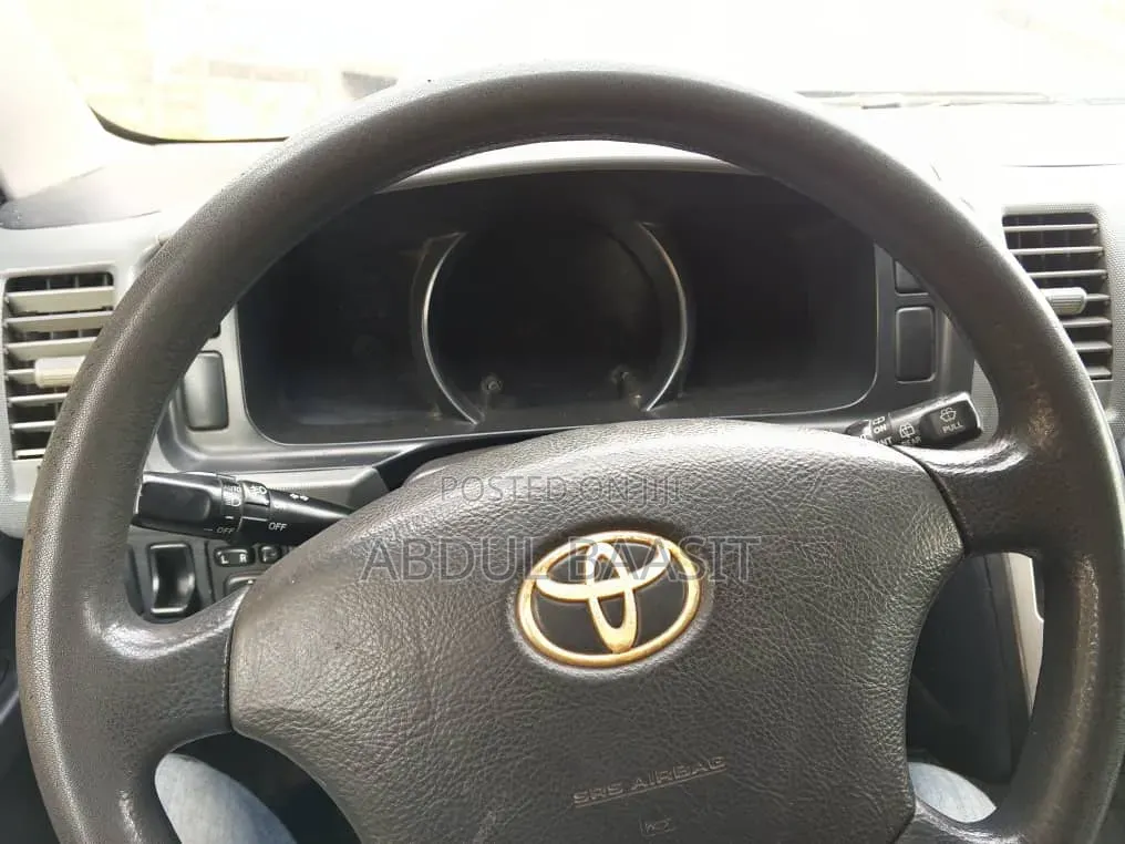 Toyota HiAce 2013 White