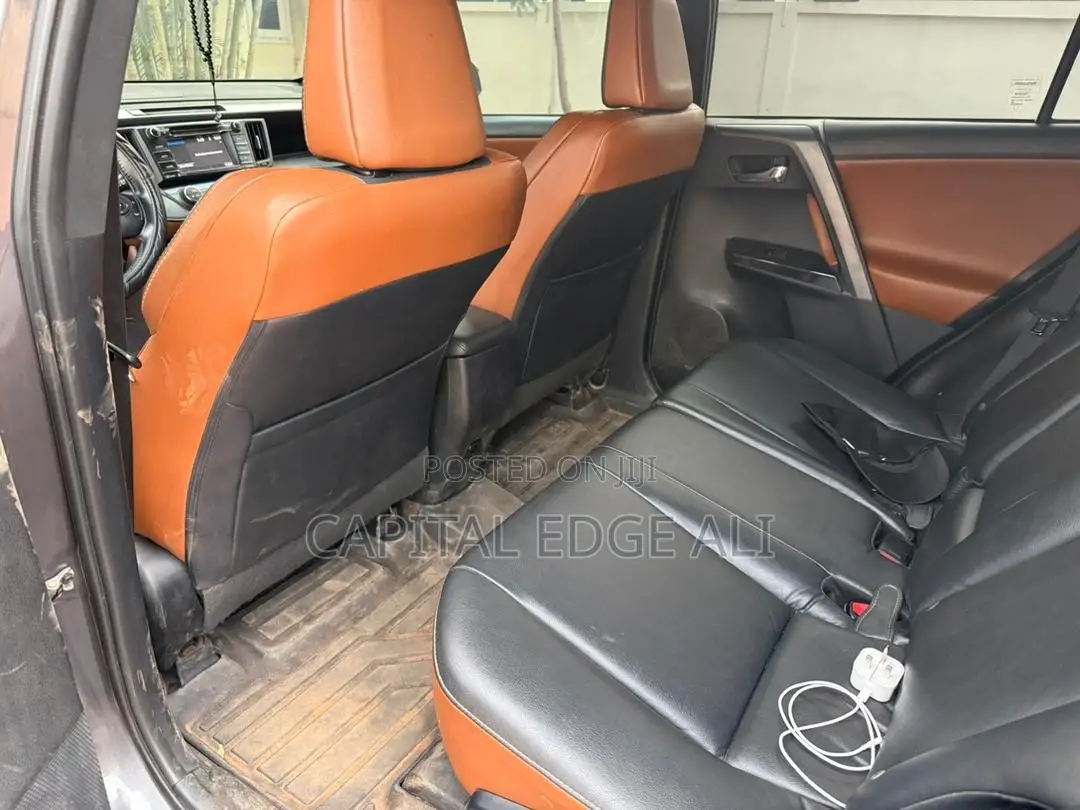 Toyota RAV4 LE AWD (2.5L 4cyl 6A) 2016 Gray
