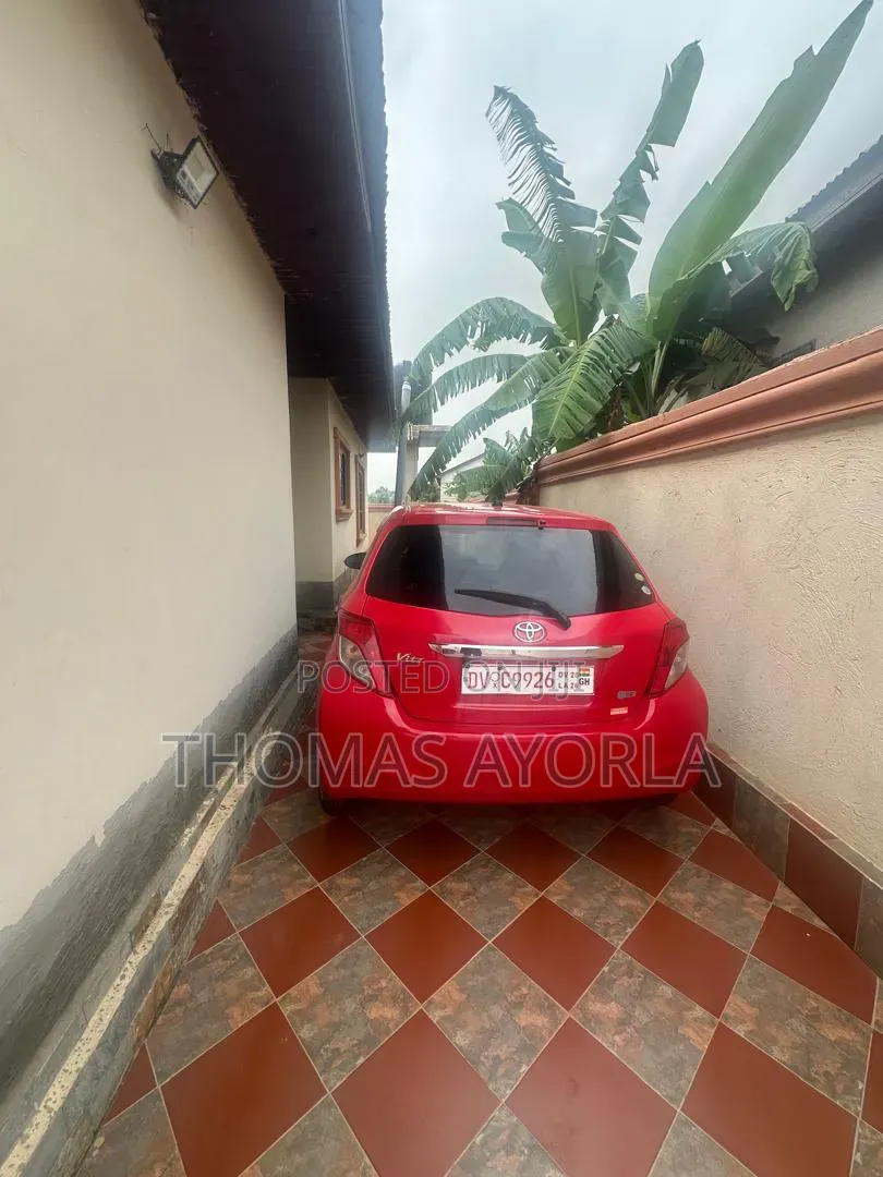 Toyota Vitz 1.5 FWD 3dr 2012 Red