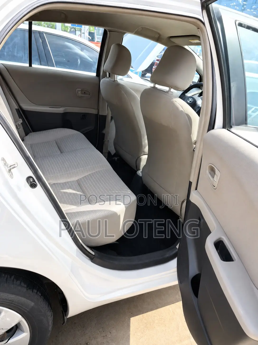 Toyota Yaris Base Hatchback 5dr 2011 White