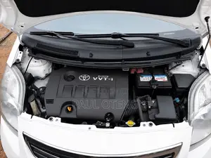 Toyota Yaris Base Hatchback 5dr 2011 White