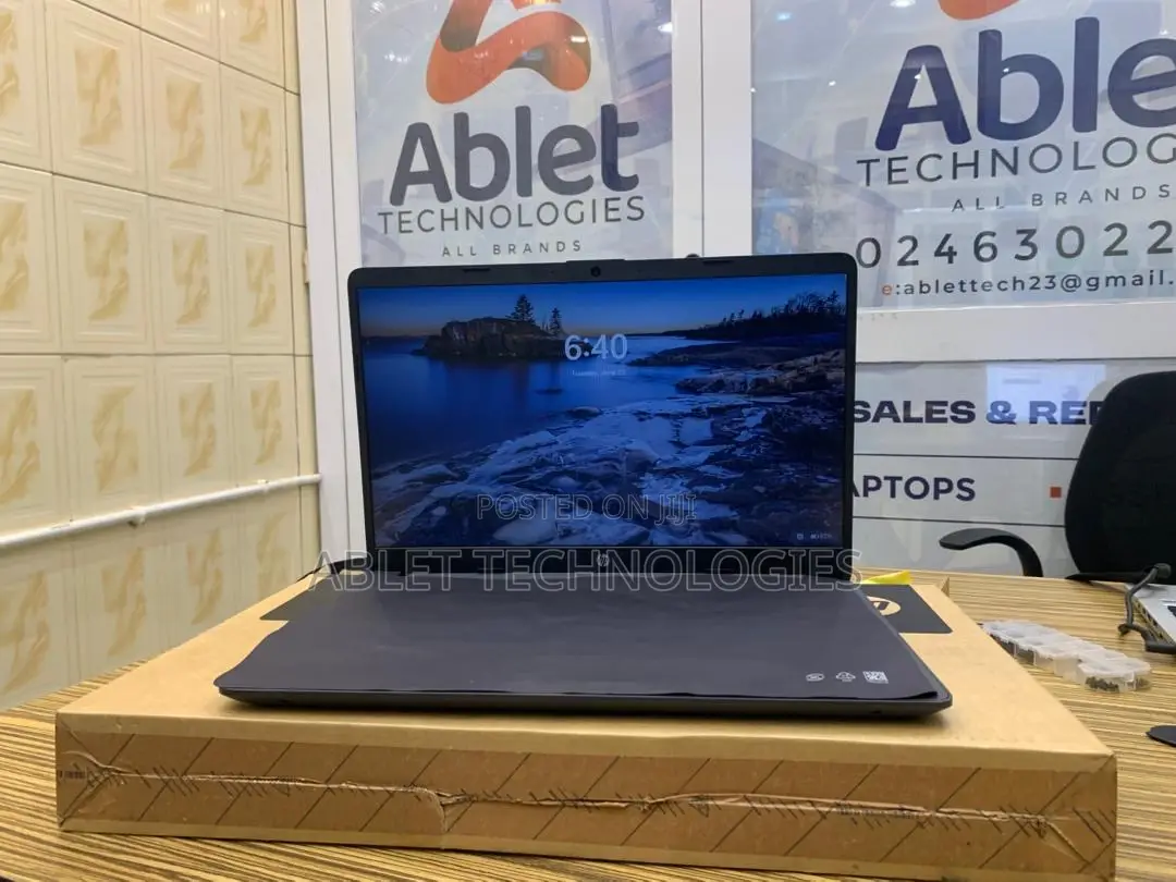 New Laptop HP 250 G10 8GB Intel SSD 256GB