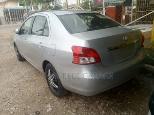 Toyota Yaris L Hatchback 5dr 2012 Silver