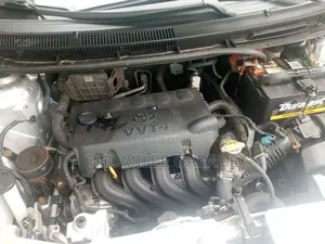 Toyota Yaris L Hatchback 5dr 2012 Silver