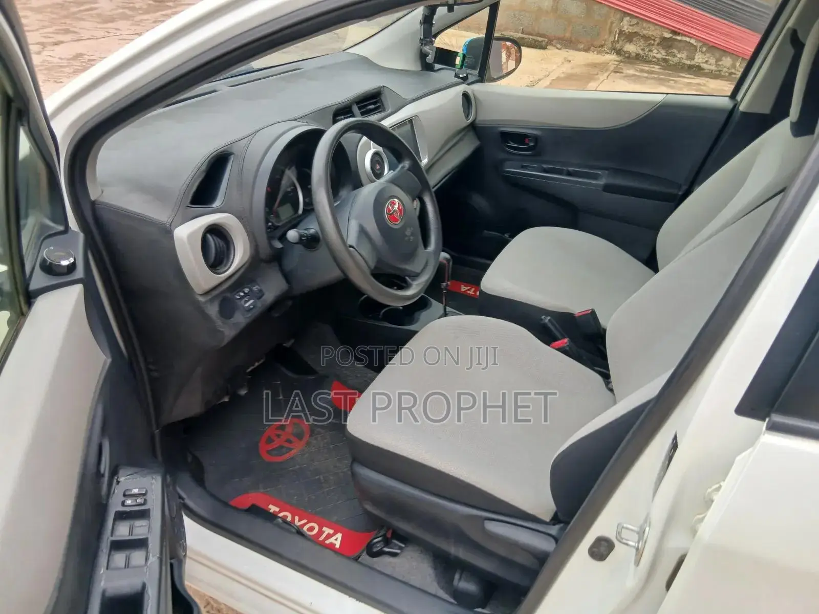 Toyota Vitz 2013 White