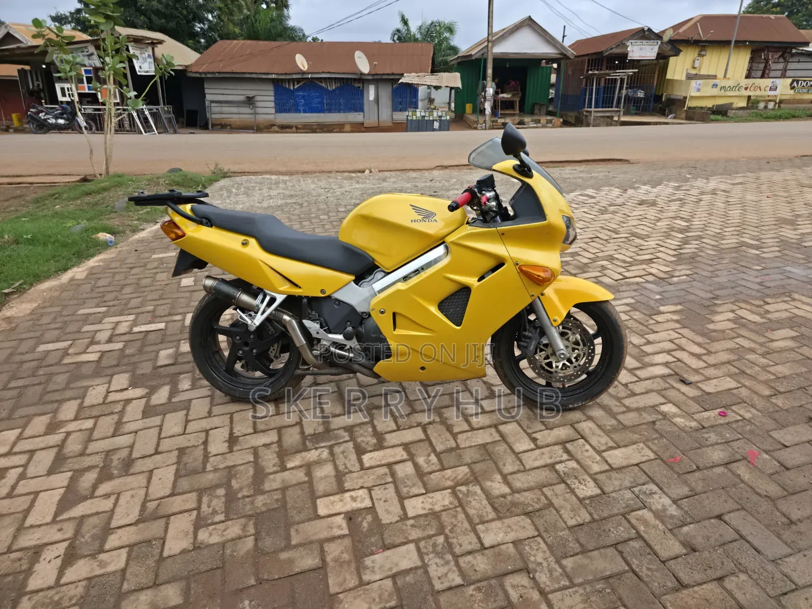 Honda VF 2010 Yellow