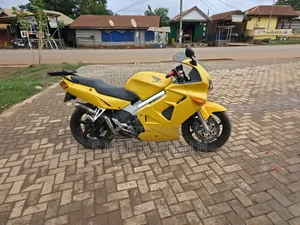Honda VF 2010 Yellow