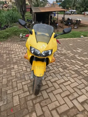 Honda VF 2010 Yellow