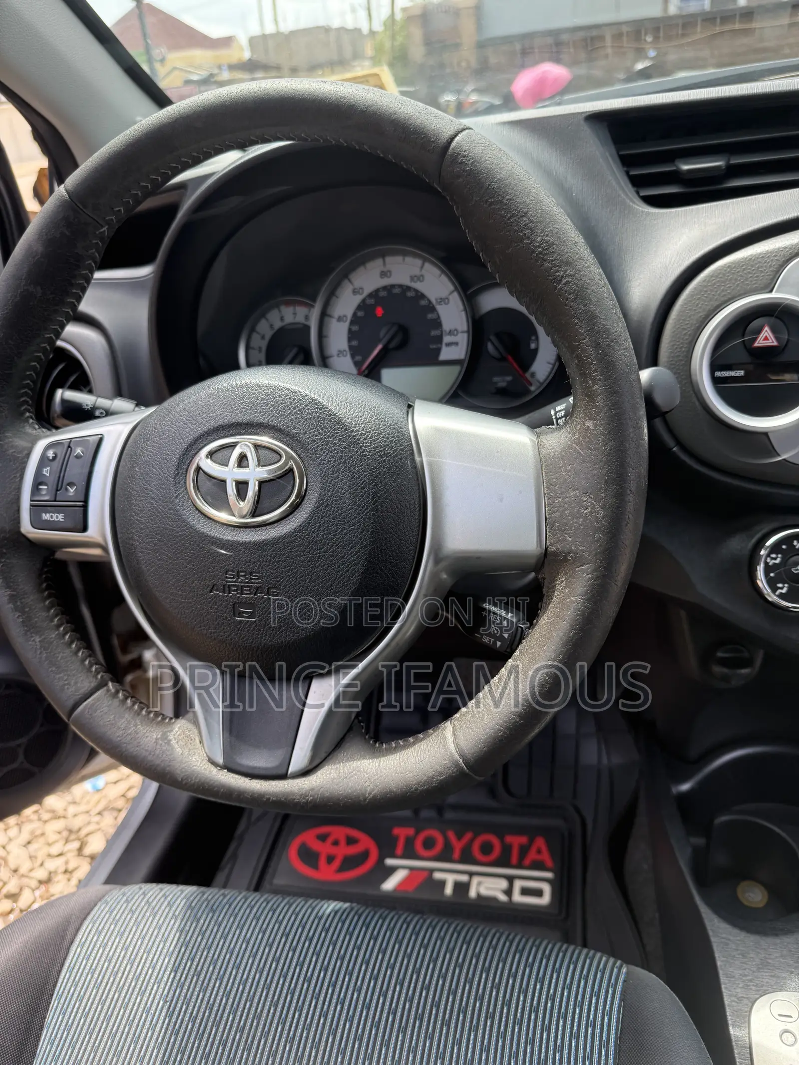 Toyota Yaris SE Hatchback 5dr 2013 Silver