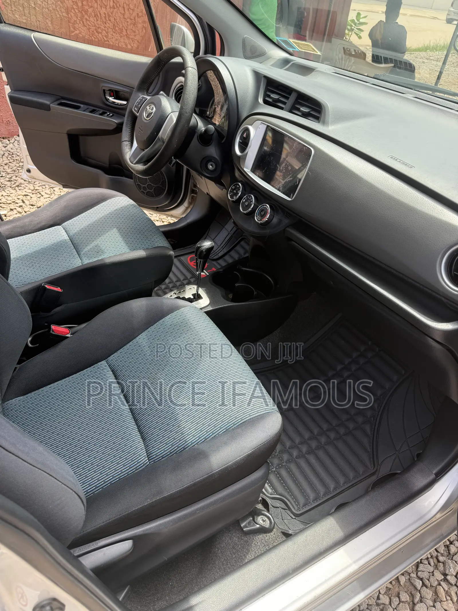 Toyota Yaris SE Hatchback 5dr 2013 Silver