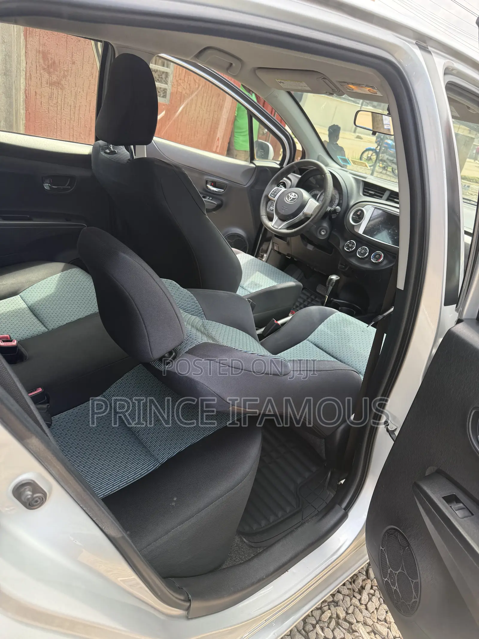 Toyota Yaris SE Hatchback 5dr 2013 Silver
