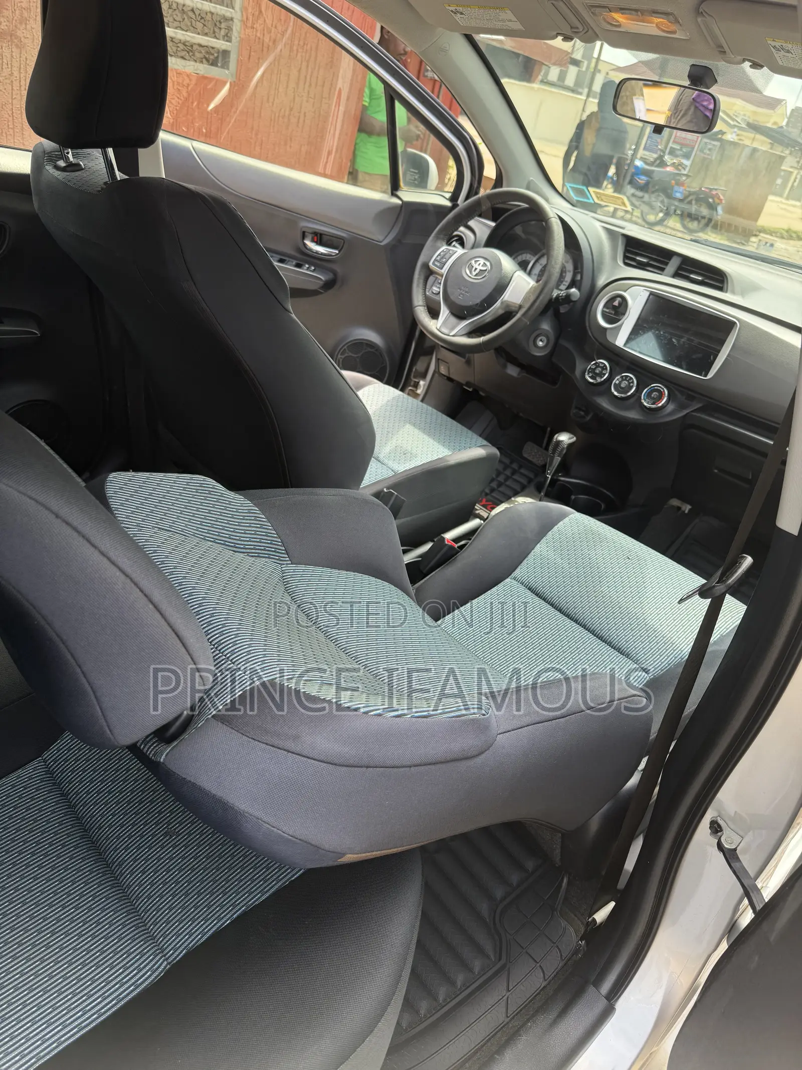 Toyota Yaris SE Hatchback 5dr 2013 Silver