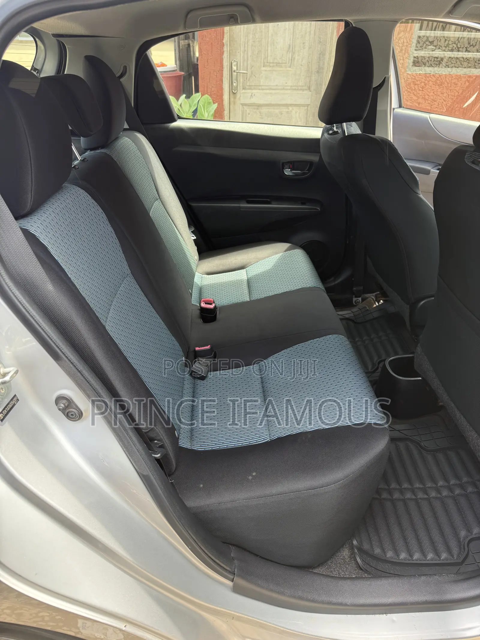 Toyota Yaris SE Hatchback 5dr 2013 Silver
