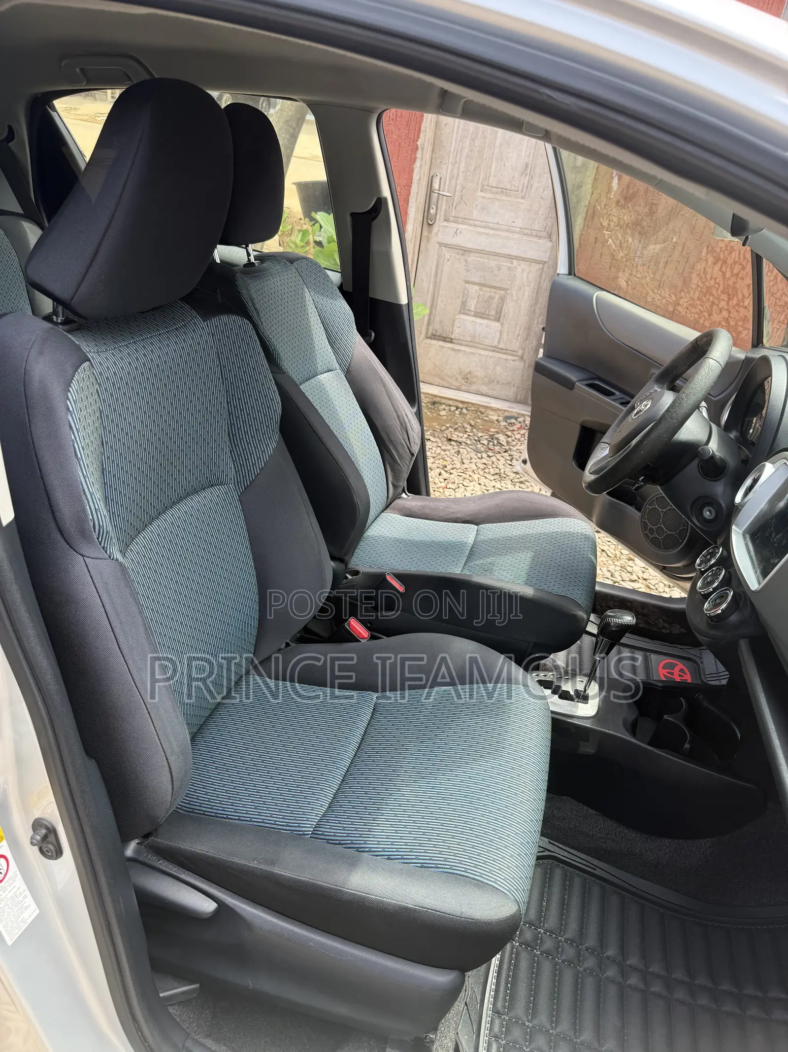 Toyota Yaris SE Hatchback 5dr 2013 Silver
