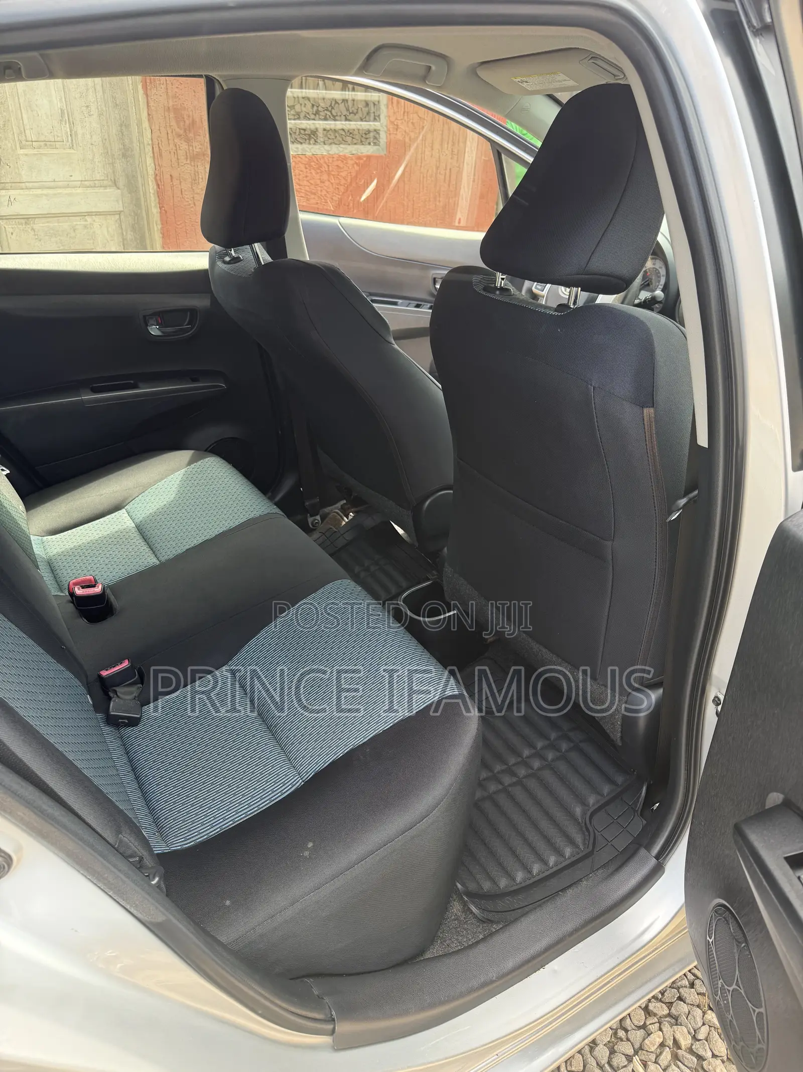 Toyota Yaris SE Hatchback 5dr 2013 Silver