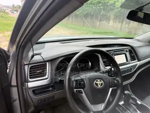Toyota Highlander LE 4dr SUV AWD (3.5L 6cyl 6A) 2014 Silver
