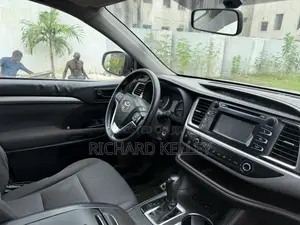 Toyota Highlander LE 4dr SUV AWD (3.5L 6cyl 6A) 2014 Silver