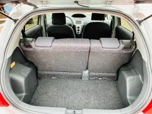 Toyota Vitz 1.3 FWD 5dr 2010 Silver