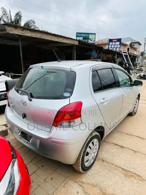 Toyota Vitz 1.3 FWD 5dr 2010 Silver