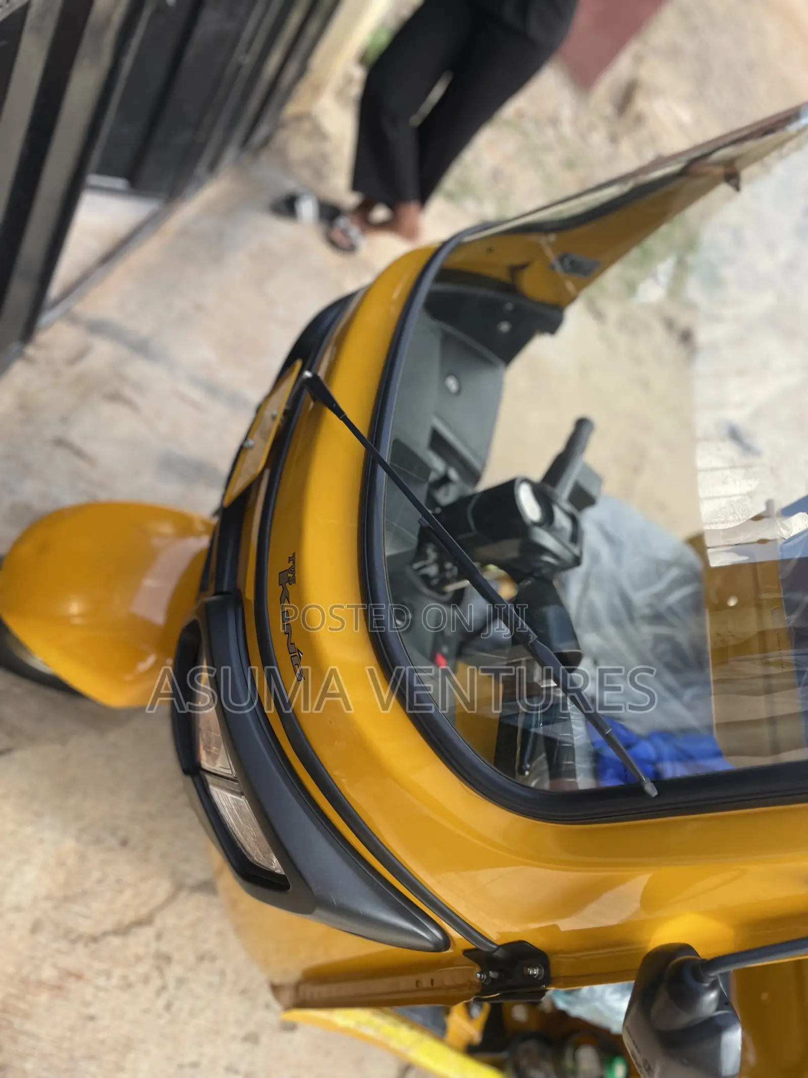 TVS HLX Plus ES 2025 Yellow